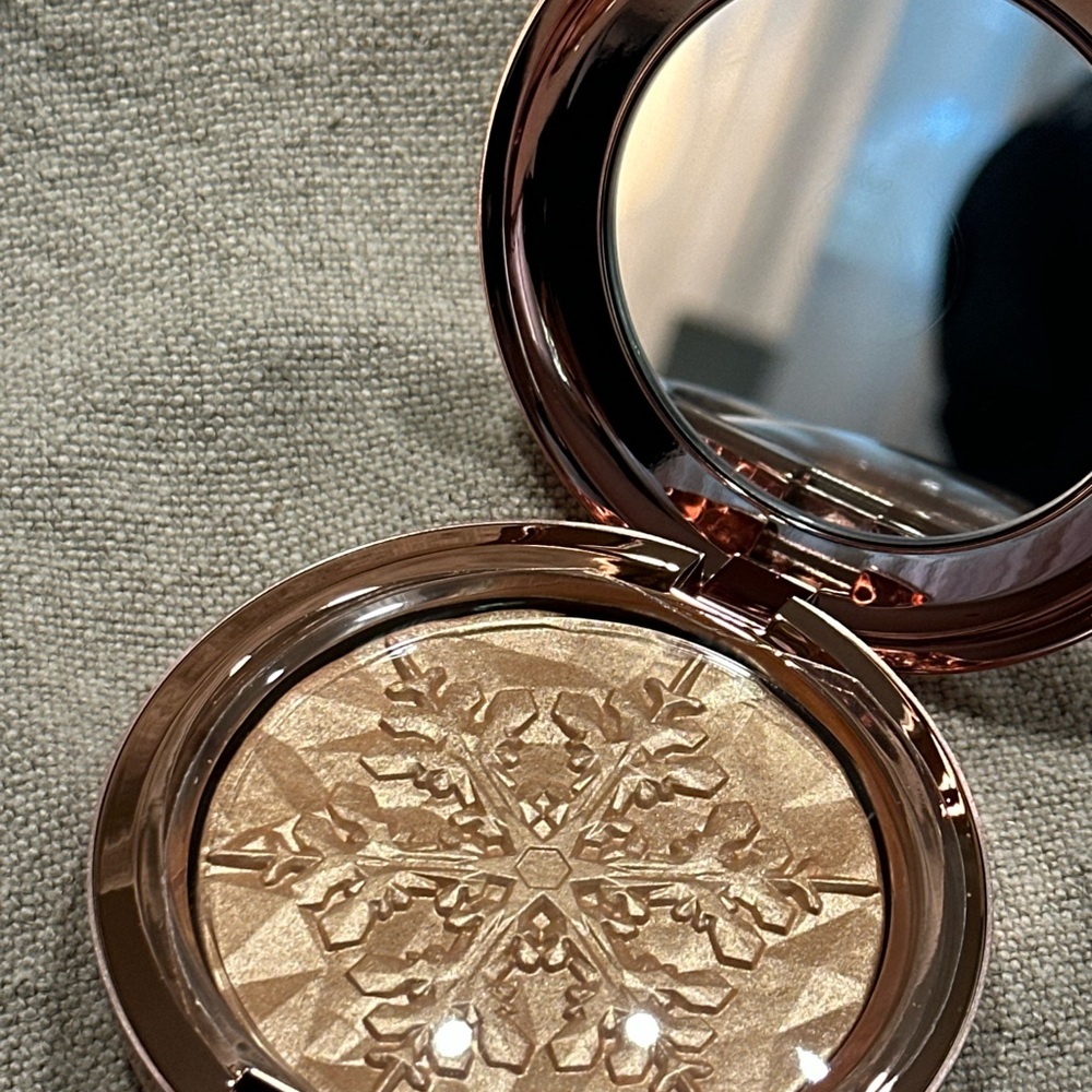 MAC Whisper of Gilt Highlighter